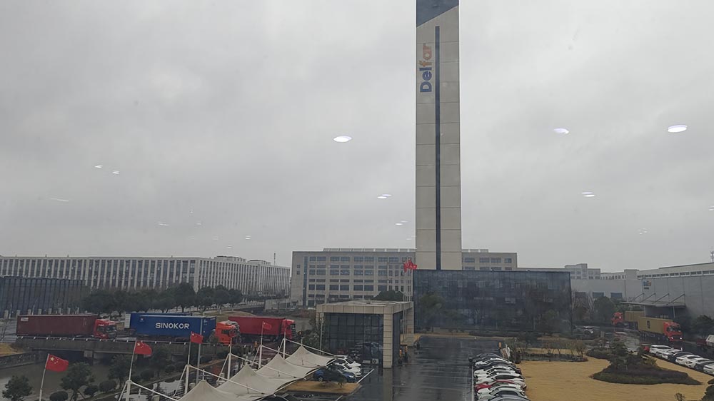 30 января 2026 г. Загрузка контейнера на элеваторе Delfar 