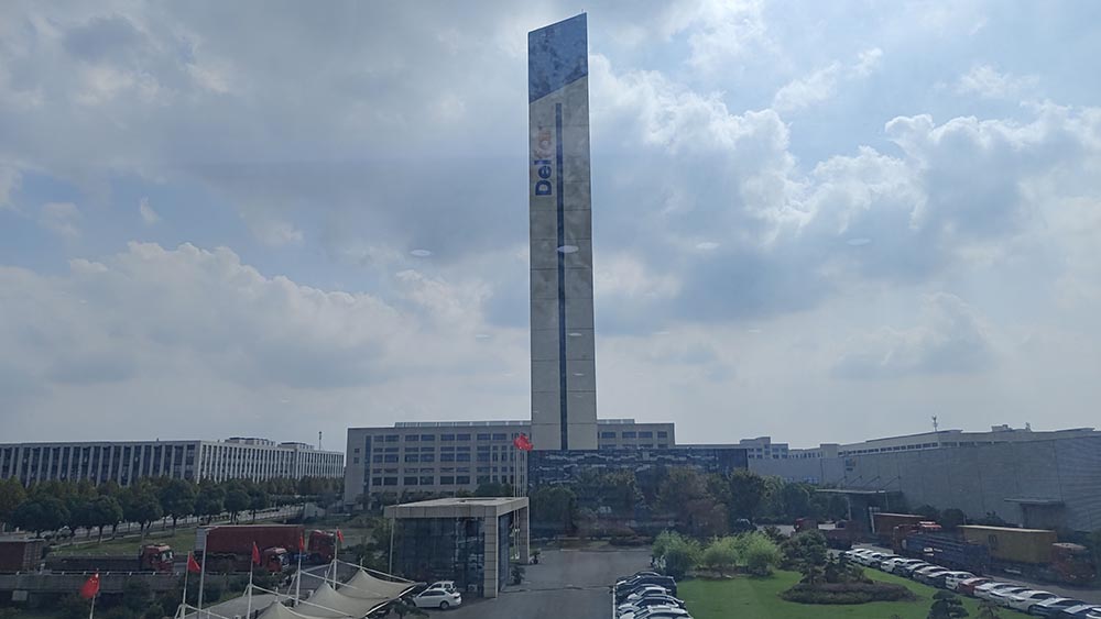 17 октября 2025 г. Загрузка контейнера на элеваторе Delfar 