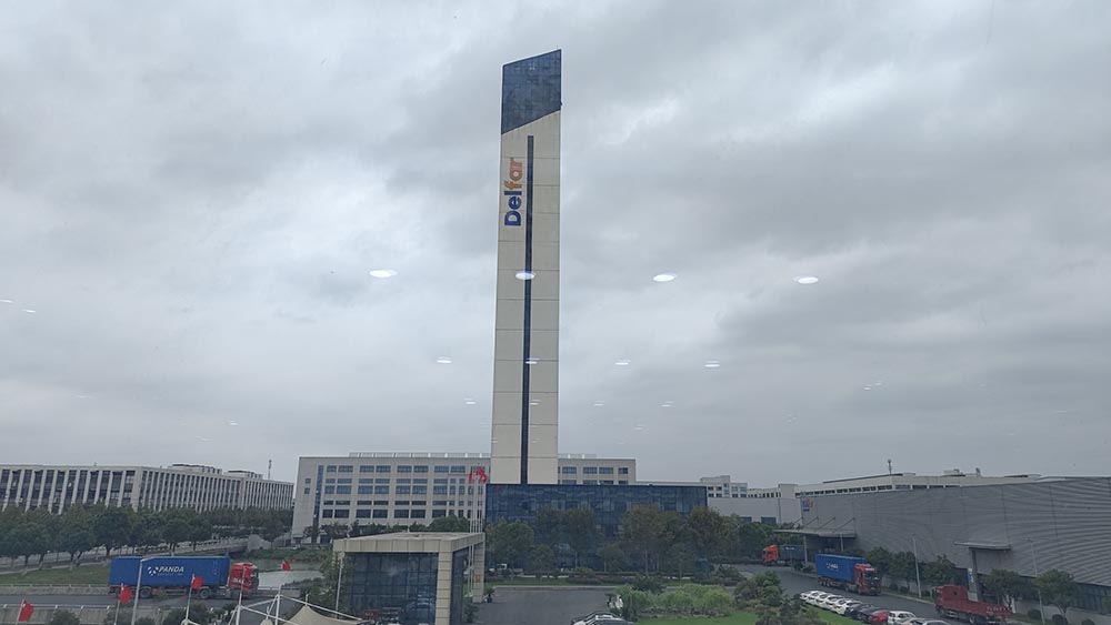 20 октября 2025 г. Загрузка контейнера на элеваторе Delfar 