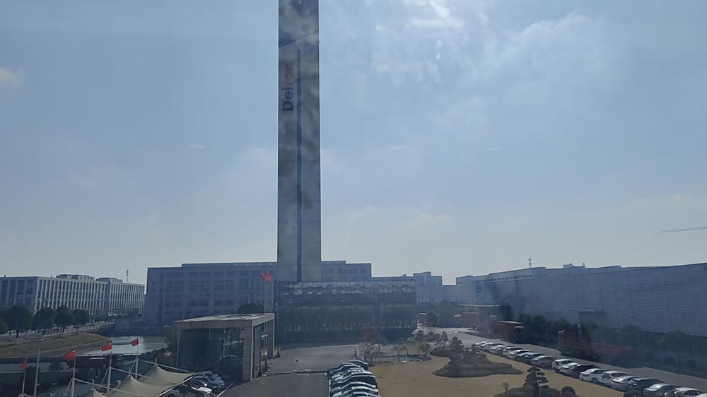 21 января 2026 г. Загрузка контейнера на элеваторе Delfar 