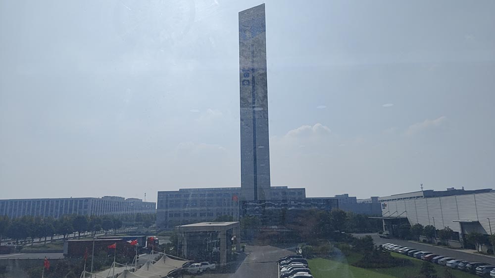 27 октября 2025 г. Загрузка контейнера на элеваторе Delfar