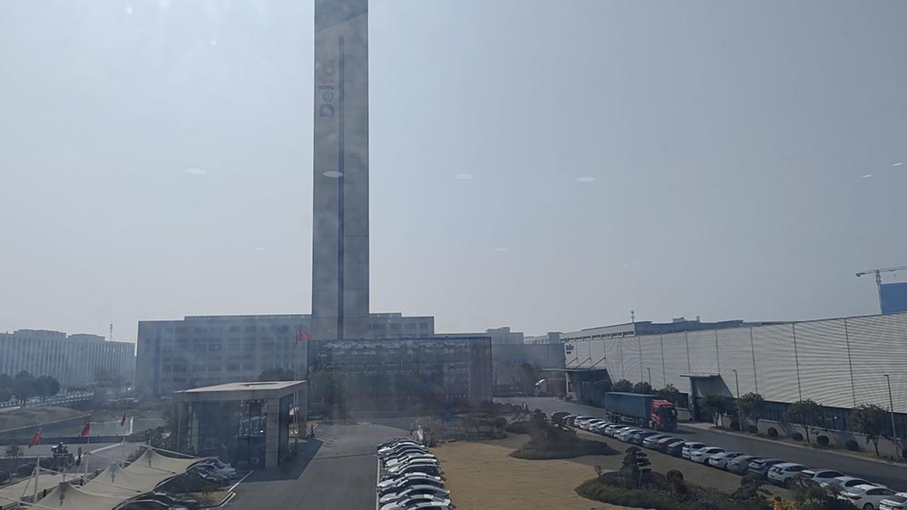 12 февраля 2026 г. Загрузка контейнера на элеваторе Delfar 