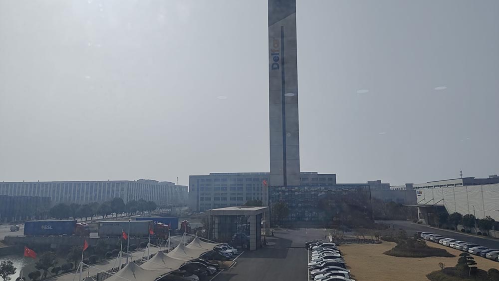 11 февраля 2026 г. Загрузка контейнера на элеваторе Delfar 