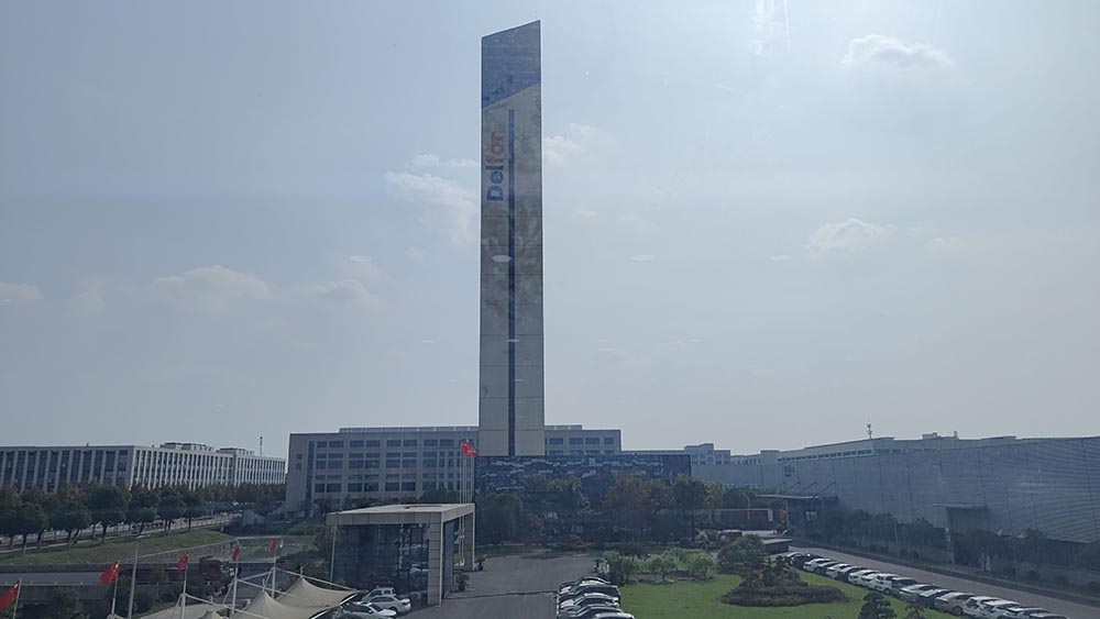 28 октября 2025 г. Загрузка контейнера на элеваторе Delfar 