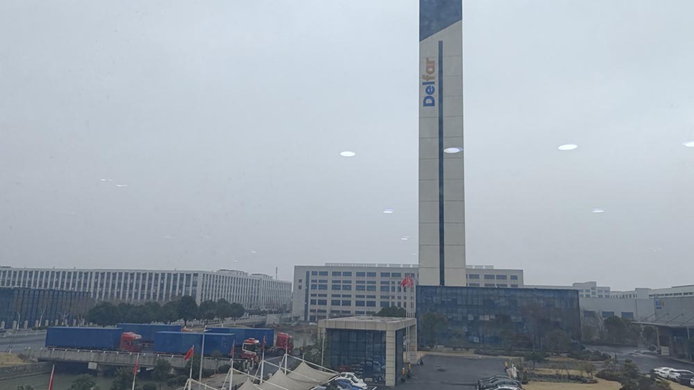 5 февраля 2026 г. Загрузка контейнера на элеваторе Delfar 