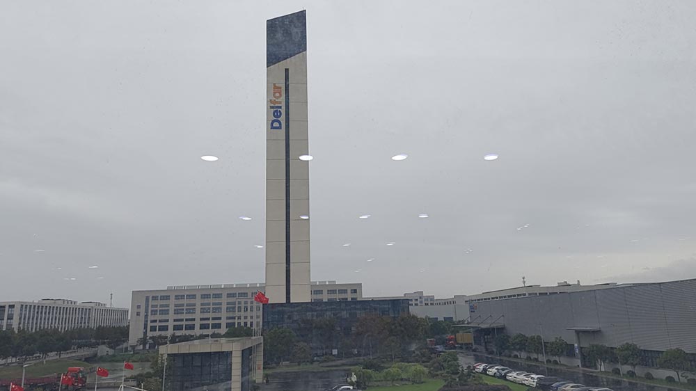 30 октября 2025 г. Загрузка контейнера на элеваторе Delfar 