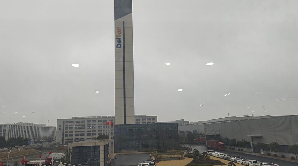 26 января 2026 г. Загрузка контейнера на элеваторе Delfar 