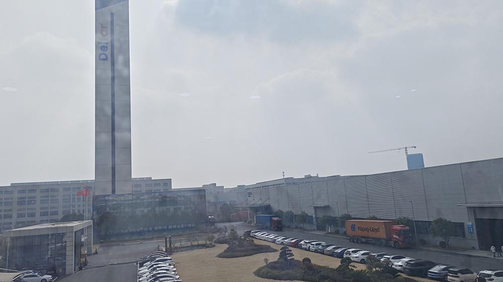 2 февраля 2026 г. Загрузка контейнера на элеваторе Delfar 