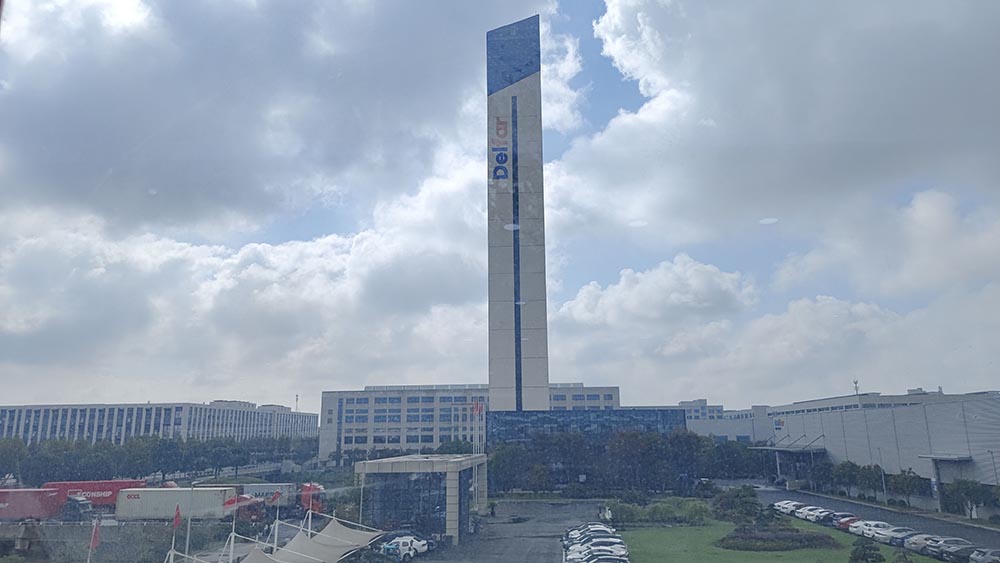 31 октября 2025 г. Загрузка контейнера на элеваторе Delfar 