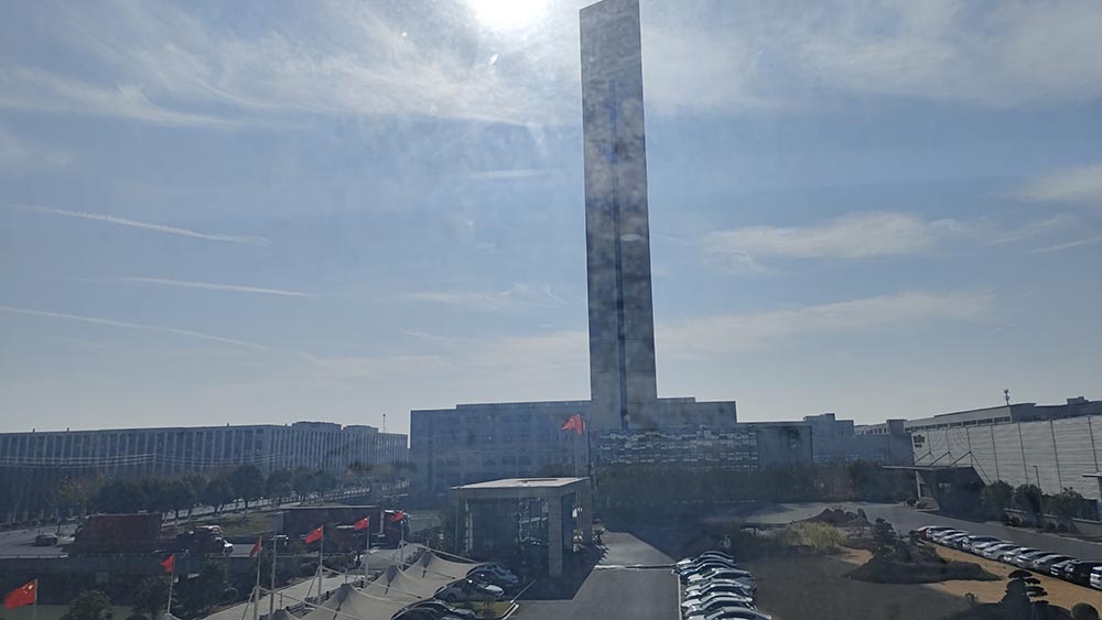 29 декабря 2025 г. Загрузка контейнера на элеваторе Delfar 