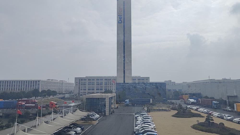 27 января 2026 г. Загрузка контейнера на элеваторе Delfar 