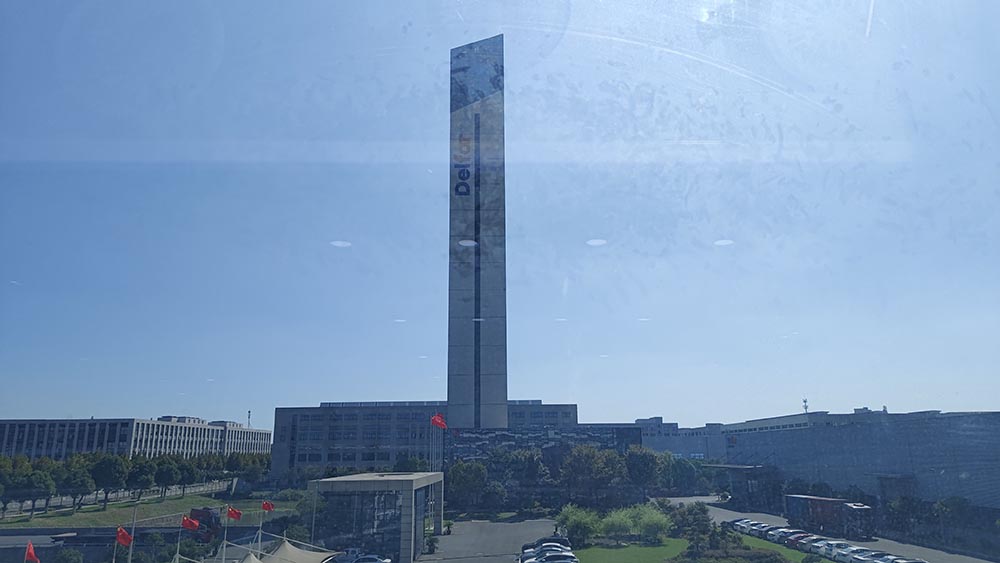 10 октября 2025 г. Загрузка контейнера на элеваторе Delfar 