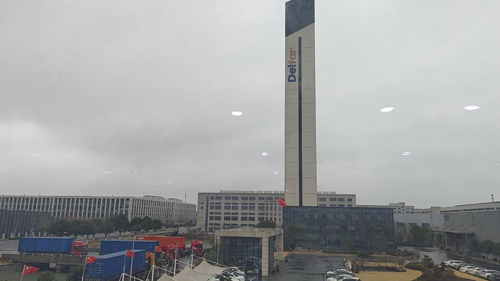 6 февраля 2026 г. Загрузка контейнера на элеваторе Delfar 