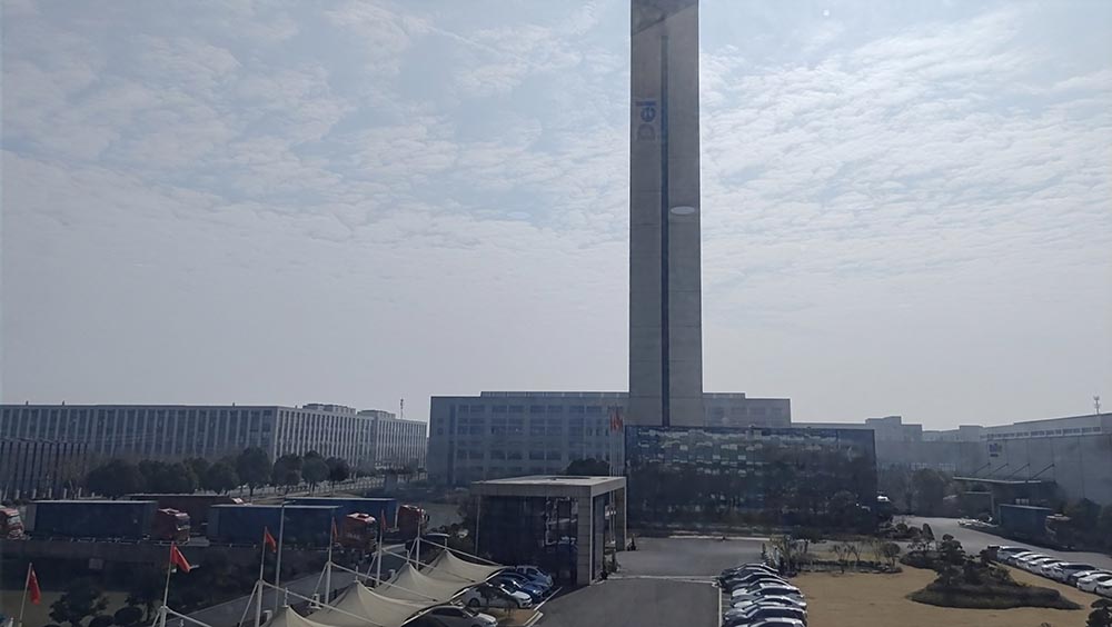 4 февраля 2026 г. Загрузка контейнера на элеваторе Delfar 