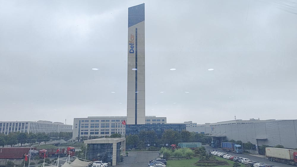 14 октября 2025 г. Загрузка контейнера на элеваторе Delfar