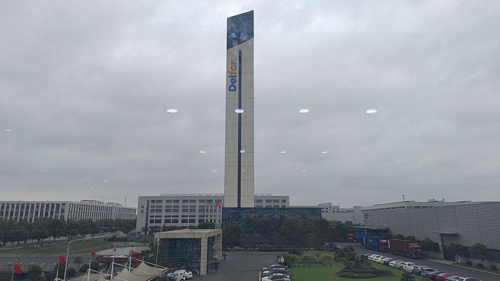 21 октября 2025 г. Загрузка контейнера на элеваторе Delfar 